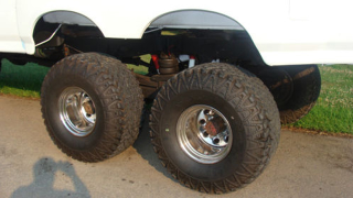 Illustration for article titled Custom 6x6 Ford truck is almost as ridiculous as it is massive